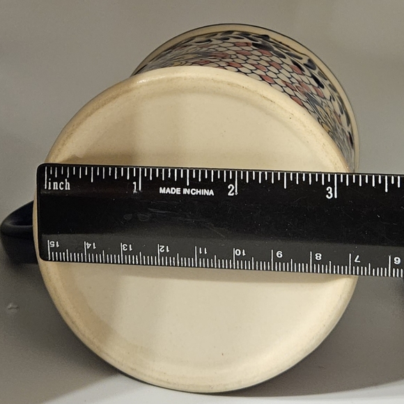 Set of 2 ceramic handpainted Expressions embossed Mugs. - Picture 5 of 7